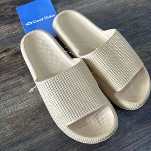 Cloud Unisex Tan Sandals NWOT
